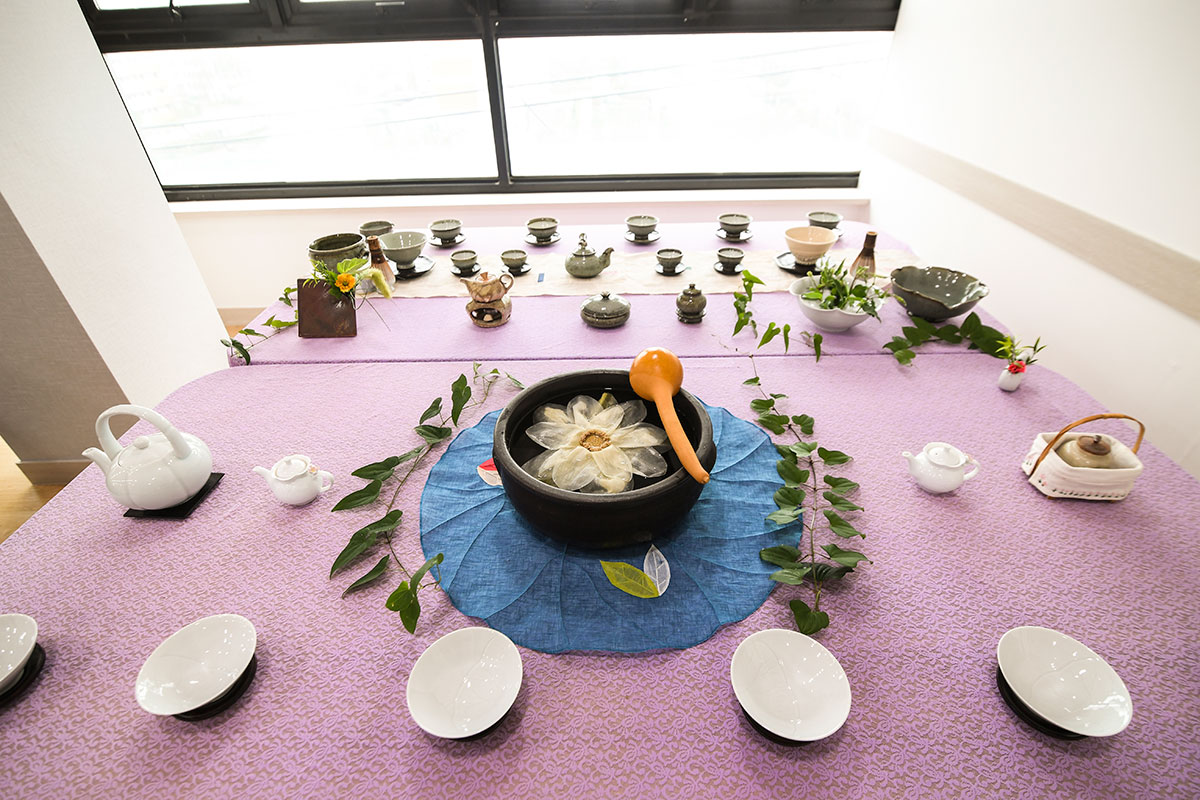 차에는 항산화, 암/당뇨/심혈관 질환의 예방, 콜레스테롤 저하, 혈액순환 촉진, 피부개선, 체중조절, 해독 작용 등 다양한 효능이 있습니다. 본 센터에서는 티타임을 통해 어르신들의 건강과 정서안정을 지원하고 있습니다.